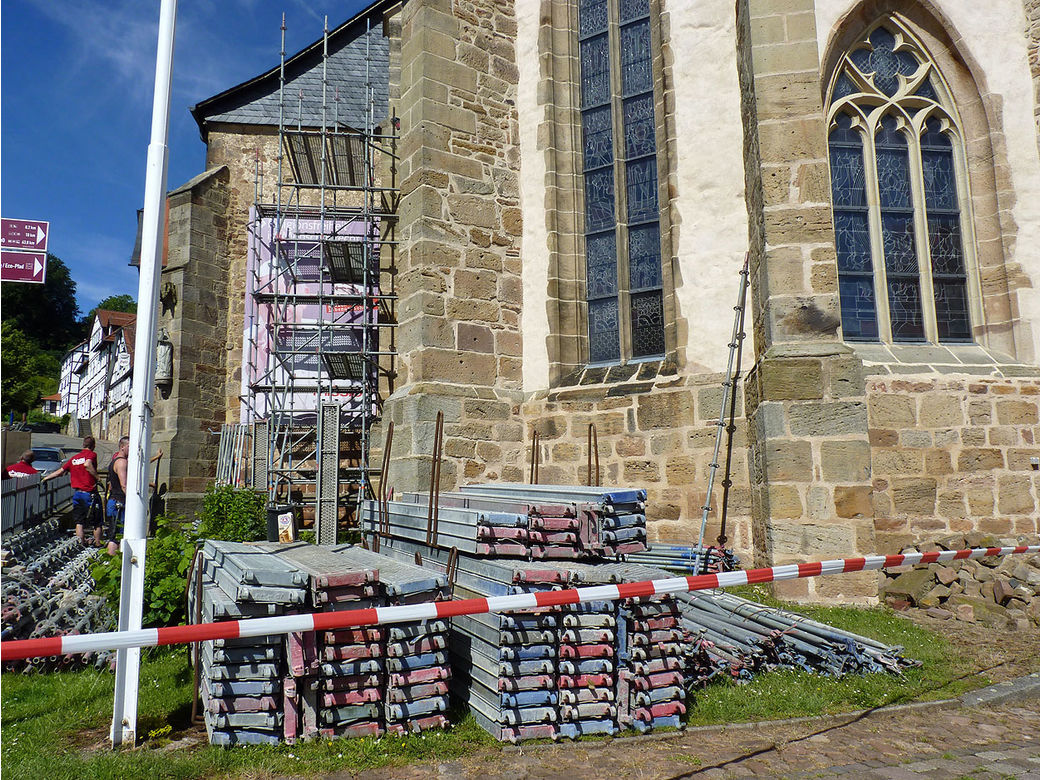 Einrüstung von St. Crescentius an der Südseite (Foto: Karl-Franz Thiede)